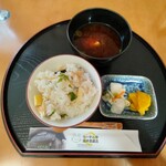 うーやん亭 - 炊き込みご飯と赤だしと漬物