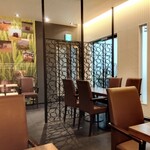 ブーランジュリー&カフェ グウ - シックな雰囲気の店内