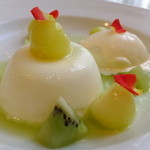 French Hana - デザート：ココナッツを使ったブランマンジェにフレッシュフルーツのソースを添えて