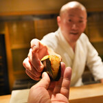 東麻布 天本 - 平貝唐揚げの海苔巻き