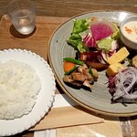 SONOKO CAFE - 和食デリプレート(サラダ、筑前煮、サバ、豆腐ハンバーグ、豆乳クラムチャウダー、昆布水)