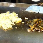 広島お好み焼き・鉄板焼き 倉はし - 調理中の「広島菜キムチの焼きめし」