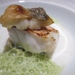 エクアトゥール - 塩麹でマリネした甘鯛と、サザエとほうれん草のガレット、ニンニクとパセリソース