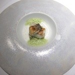 エクアトゥール - 塩麹でマリネした甘鯛と、サザエとほうれん草のガレット、ニンニクとパセリソース