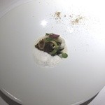 エクアトゥール - 仔牛トリッパとシロイカのポアレ、イカの肝に見立てた豚足とイカスミ