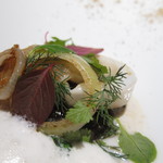 エクアトゥール - 仔牛トリッパとシロイカのポアレ、イカの肝に見立てた豚足とイカスミ