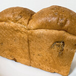Fortnum＆Mason Concept Shop - 【2023年02月】イギリス山食パン（くるみ）＠692円(込)、外観。腰持ちの良いパンですが、ヒキが少なく歯切れ良く口どけ良好な仕上がりで、クルミもたっぷり入っていて風味もイイ感じの山食パンです。