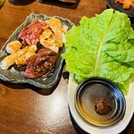 Yakiniku Oumiya - ホルモン盛り合わせ＆チシャ菜