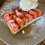 カフェ・サンクチュアリ - 友人が注文してした苺のワッフル