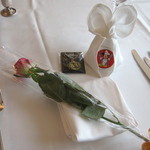 クラブ33 - ミッキーにお祝いしてもらって席に帰ったらお花とナフキンがミッキーに♪