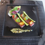 マグロのスモーク
          春菊のクロカンと3種のトマトマリネ
          グリビッシュソース