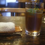 太進寿司 - テーブル　麦茶とおしぼり