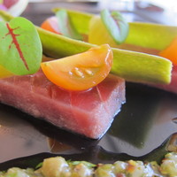クラブ33 - マグロのスモーク
                春菊のクロカンと3種のトマトマリネ
                グリビッシュソース