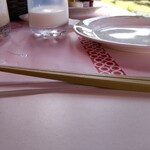 オーベルジュ オーパヴィラージュ - お箸 (箸先がテーブルに付かない様になってます)