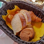 オーベルジュ オーパヴィラージュ - 【自家製パン】バターパン、オーパ伝統シナモンパン、クロワッサン、スコーン(バニラ)
