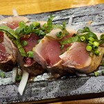 和酒・煮込み らいどん - 初鰹のたたきにんにくポン酢