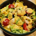 和酒・煮込み らいどん - えびとアボカドごろごろサラダ