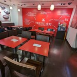 illy café - イートインスペース