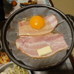 藤三旅館 湯治部 - フツーはベーコンエッグになります。お醤油たらして醤油バター風味もおいしー。