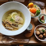 麺屋割ぽう ツクリ茸 - 天草大王とツクリ茸の塩ラーメン、名物かしわ飯