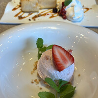 和牛焼肉わ - 奥がフレンチトースト、イチゴのレアチーズ 和牛焼肉わ - 奥がフレンチトースト、イチゴのレアチーズ