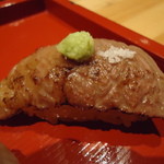 孝虎 - 佐賀牛A5サーロイン炙り寿司アップ