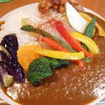 26号くるりんカレー - 素揚げ野菜カレー（からあげ）