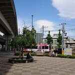 Genkai Zushi Honten - 熊野前交差点、向こうに見えるのは都電・熊野前停留場