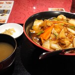 Manshuu Kou - 中華丼+味噌汁+ザーサイ+杏仁豆腐