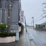 あづま屋担々麺 悠泉 - 店頭看板　土砂降りでした