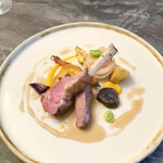 スープとカレー ボンジョルネ - ●ヴィアンド（肉のメイン）
      仔羊背肉のロティ 生姜と蜂蜜のソース・人参ピュレ
      新玉ねぎのロースト・彩り人参・シャトークイーン・インカの目覚め・そら豆