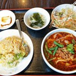 華記食府 - 刀削麺セット、スープ、サラダは食べ放題。