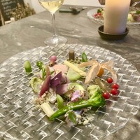 スープとカレー ボンジョルネ - ●前菜
                      20種野菜と鯵のマリネのジャン・ド・フルール
                      アボガドディップ・玉ねぎとイチゴのソース