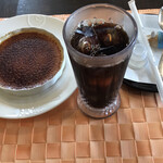 キャフェ・ド・モザ - チーズリゾット：飲み物（アイスコーヒー）・手作りケーキ（クレームブリュレ）