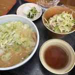 手打の味 小泉 - うどん（きつねトッピング）・野菜サラダ
      サービスのお漬物