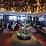 ジランドール - レストランの入口側から撮ったお写真です。ステキな空間でした。