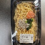 ローソンストア100 - 料理写真:釜揚げしらすと明太子の和風パスタ(322円)