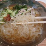 牛角 焼肉食堂 - 梅しそ冷麺（ナムル３種付）869円　麺アップ