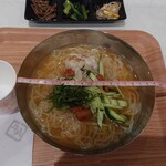 牛角 焼肉食堂 - 梅しそ冷麺（ナムル３種付）869円　丼の直径19cm