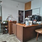 食事処 ひたか亭 - 店内は間口以上に奥行きがあり狭くない。