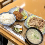 とん汁と玄米の店 檍食堂 - しょうが焼き定食¥1200、メンチカツ¥300
