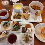 daininguandokaferandebu-raunji - 1皿目。前菜とスイーツ中心。手前の紅茶っぽいのはプリン。