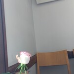 エレーナ - 柳原良平さんと薔薇が置いてあるテーブル　素敵な空間でございます