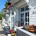 エレーナ - 青い空に白いお店が映えます