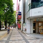 ガンボ＆オイスターバー - お店の入口・遠景・グリーン大通り。