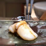 Sushi Natoi - ◆帆立・・低温調理されていますので、生ではなく火が通っています。帆立らしい甘み・旨味を感じ美味。