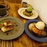 cafe omotenashamoji - 自家製プリン、抹茶のプレミアムプリンと追い抹茶、ティラミス