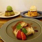 cafe omotenashamoji - 自家製プリン、抹茶のプレミアムプリンと追い抹茶、ティラミス