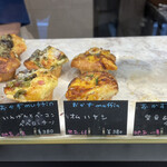 Daily's muffin - 店内│《購入》空豆＆チーズ@税込380円