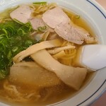 Mendokoro Miyachi - 中華そば(税込600円)
                細ストレート麺でスッキリと食べ易い
                いりこ、削り節、豚骨、鶏ガラを使った透明度の高いスープ
                脂身の少ない叉焼、太いメンマ、刻み葱が載せられています